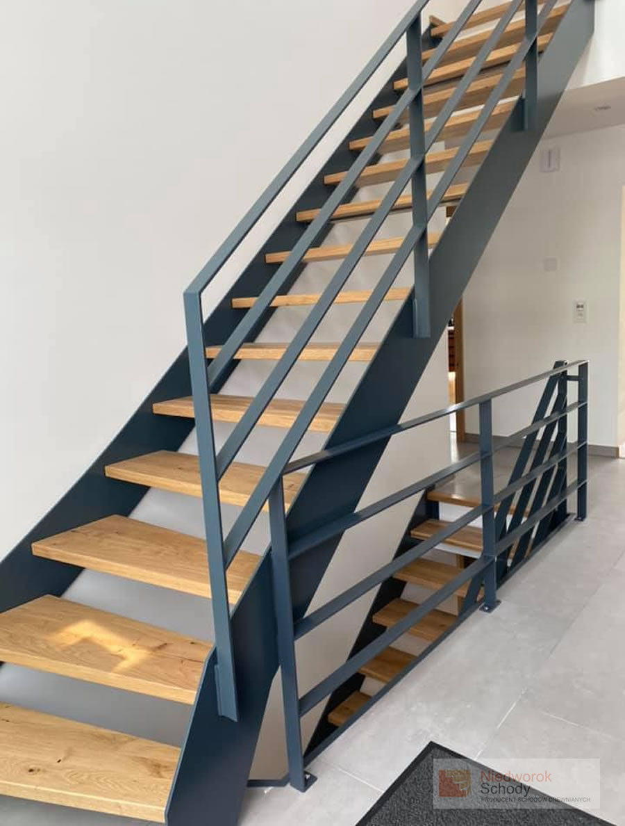 Drewniane stopnie plus metalowe policzki - modne i eleganckie połączenie. To schody nad schodami. Re...